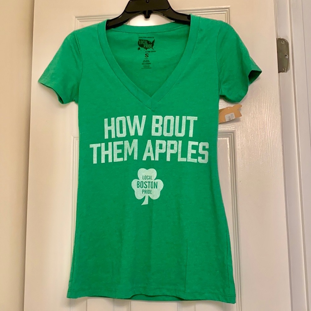 NWT Local Pride by Todd Snyder How Bout Them Apples Vneck t-shirt - S